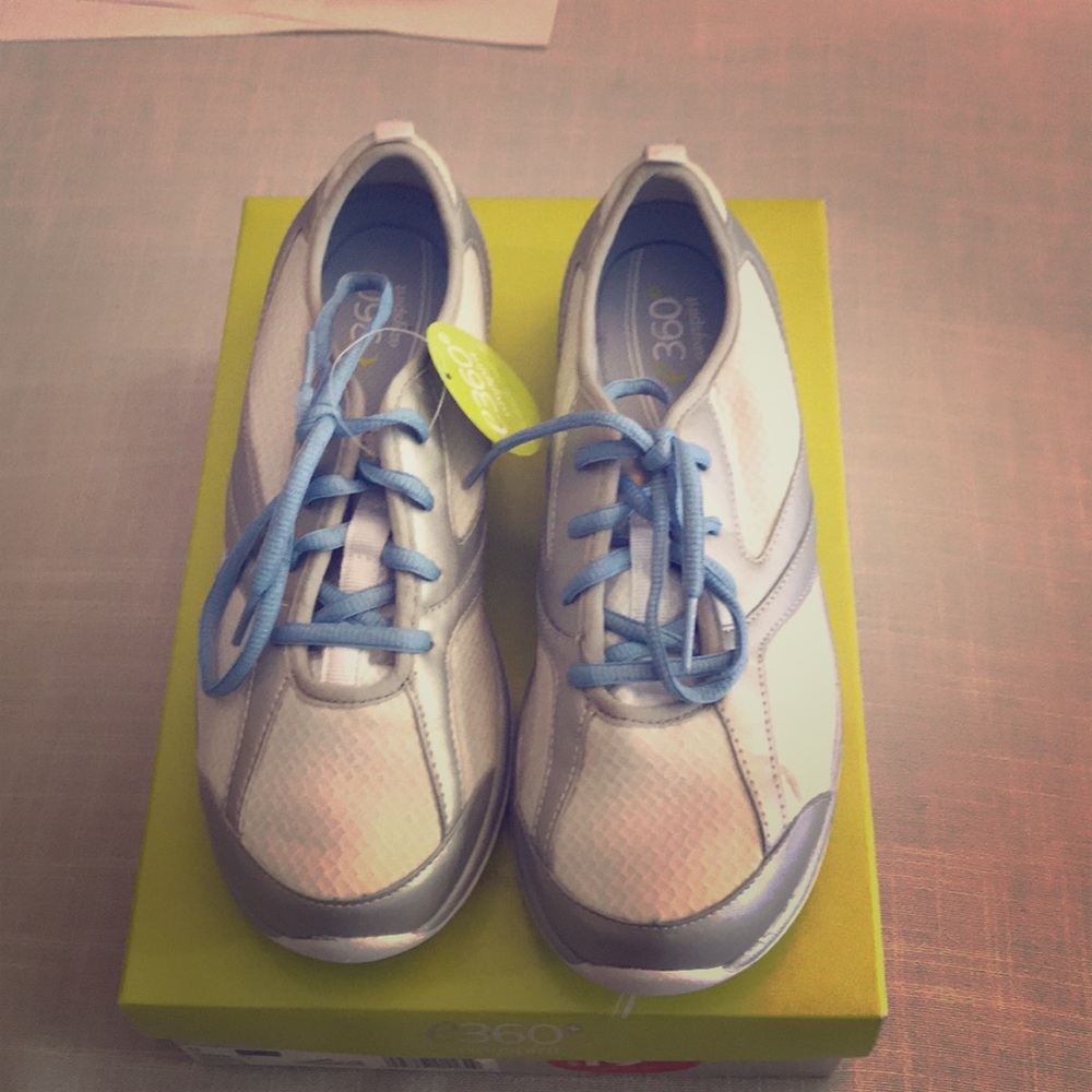 Women’s Easy Spirit Sneakers NWT